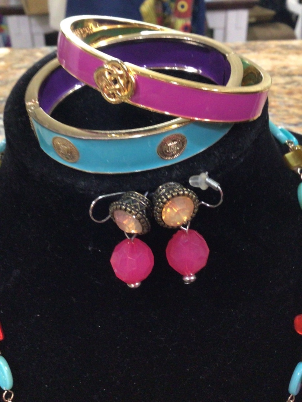 Tray of miscellaneous jewelry. Contains necklace, bracelets earrings, and ring. - Picture 2 of 12